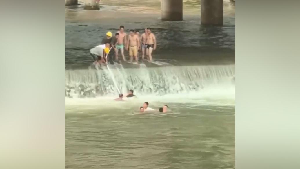 两名儿童落入滚水坝，群众和休假消防员跳水救起