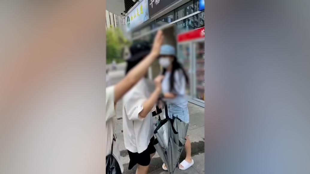 网约车乘客“开门杀”碰倒骑车人推责司机，交警已暂扣车辆正定责