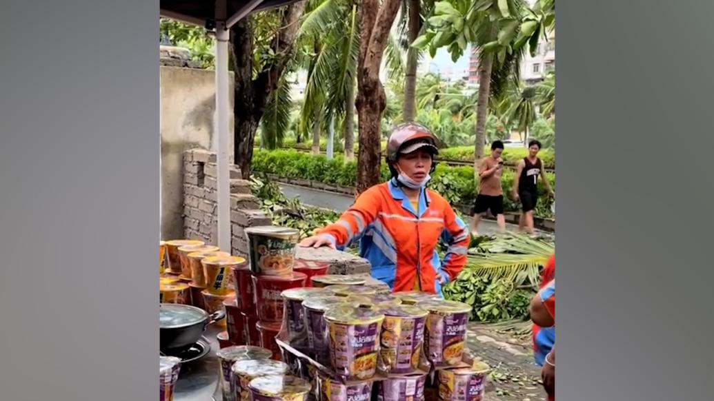 台风过后，餐厅老板在门口支了一个免费泡面摊