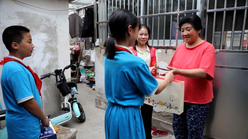 迎中秋，小学生做月饼探望辖区困难老人