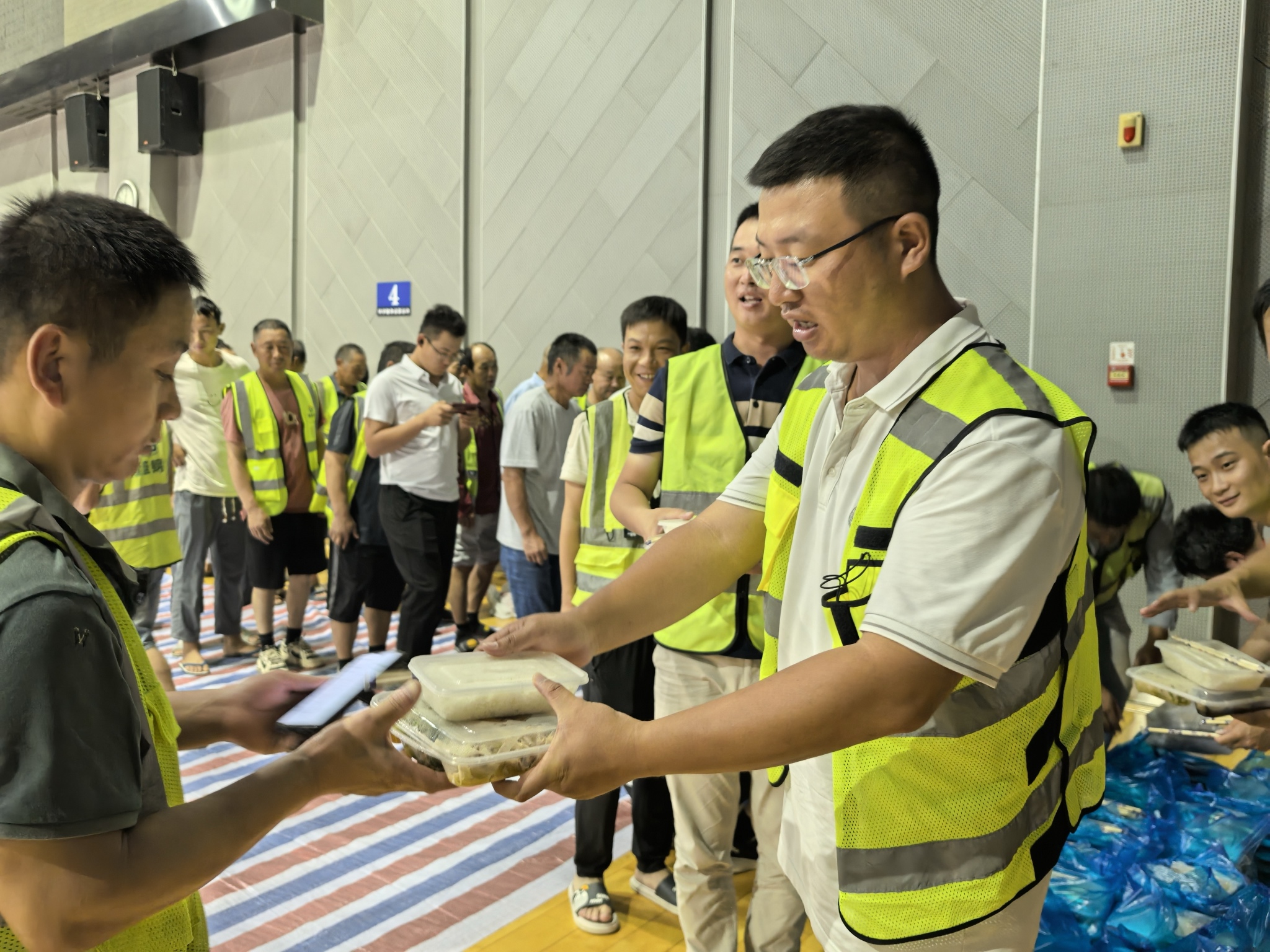 风雨夜｜从乐高乐园工地转移，小伙用手机视频带母亲看安置点