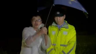 風雨夜｜記者深夜直擊上海最東邊海堤：風力超大，傘難打開