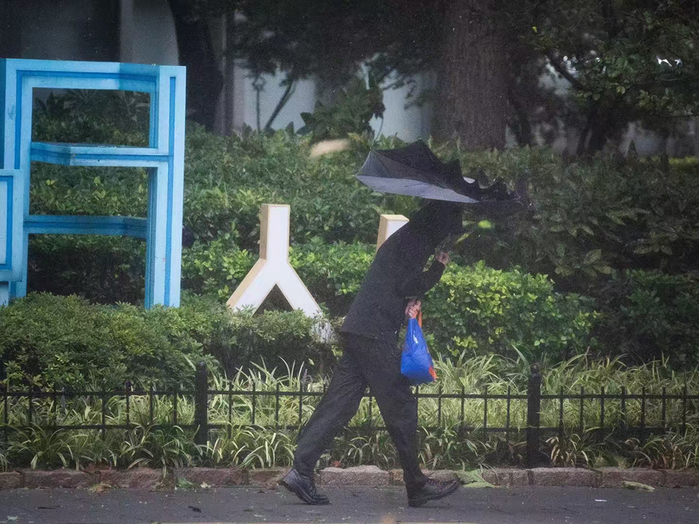 “贝碧嘉”9时位于上海奉贤，预计将向西偏北方向移动，强度快速减弱