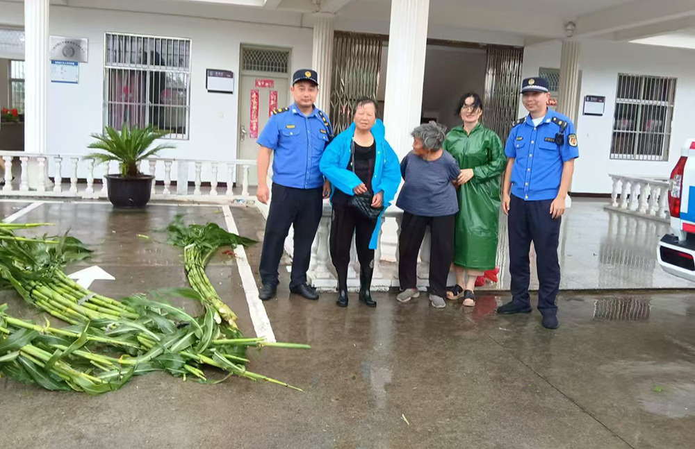 香港二四六开奖资料大全一鸣:台风天老人坚持外出卖菜，上海崇明城管队员多次劝导最终将其送回