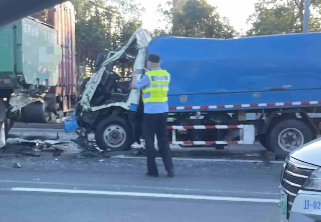 上海外环发生三车事故：环卫车追尾撞上土方车和货车，驾驶员受伤  第1张