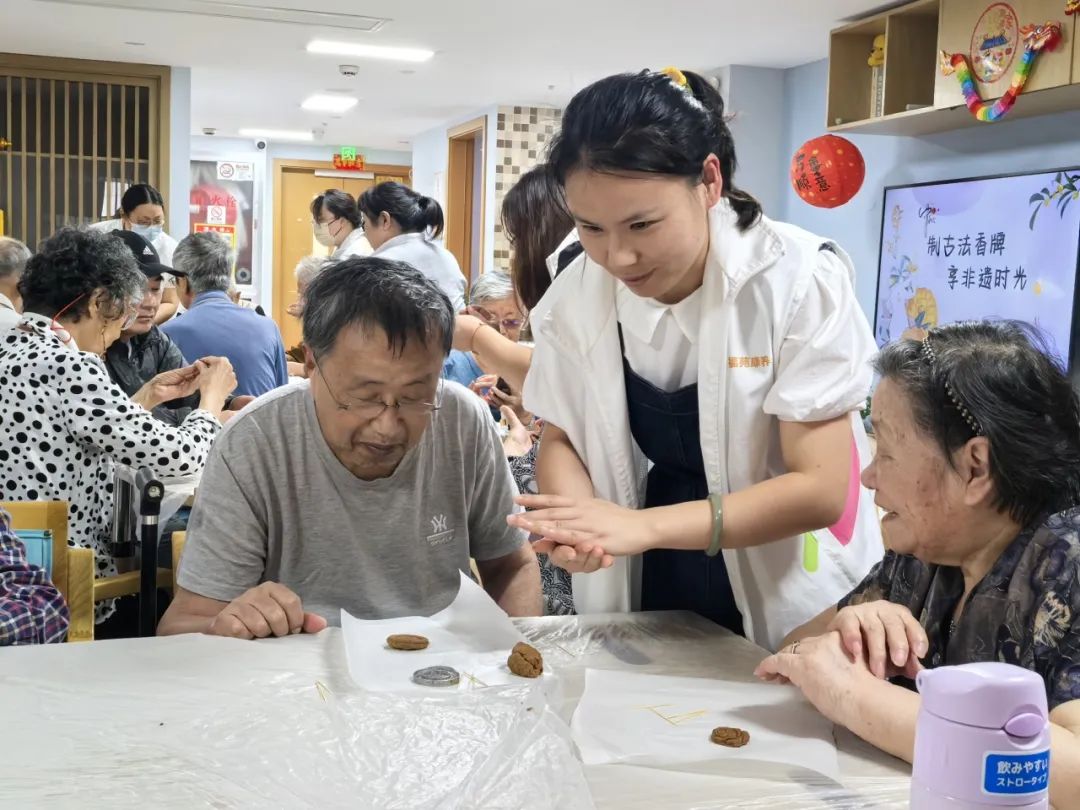 中秋临近氛围浓，上海华阳为老中心的他们喜享“非遗时光”