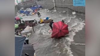 突发强降雨冲走市场摊位，威海通报五人被困获救