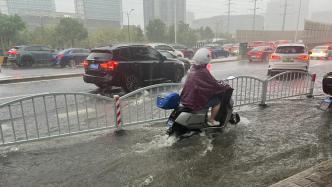 暴雨后上海部分路段积水，水务、消防部门派百余辆车抢排积水