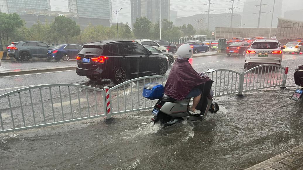 暴雨后上海部分路段积水，水务、消防部门派百余辆车抢排积水