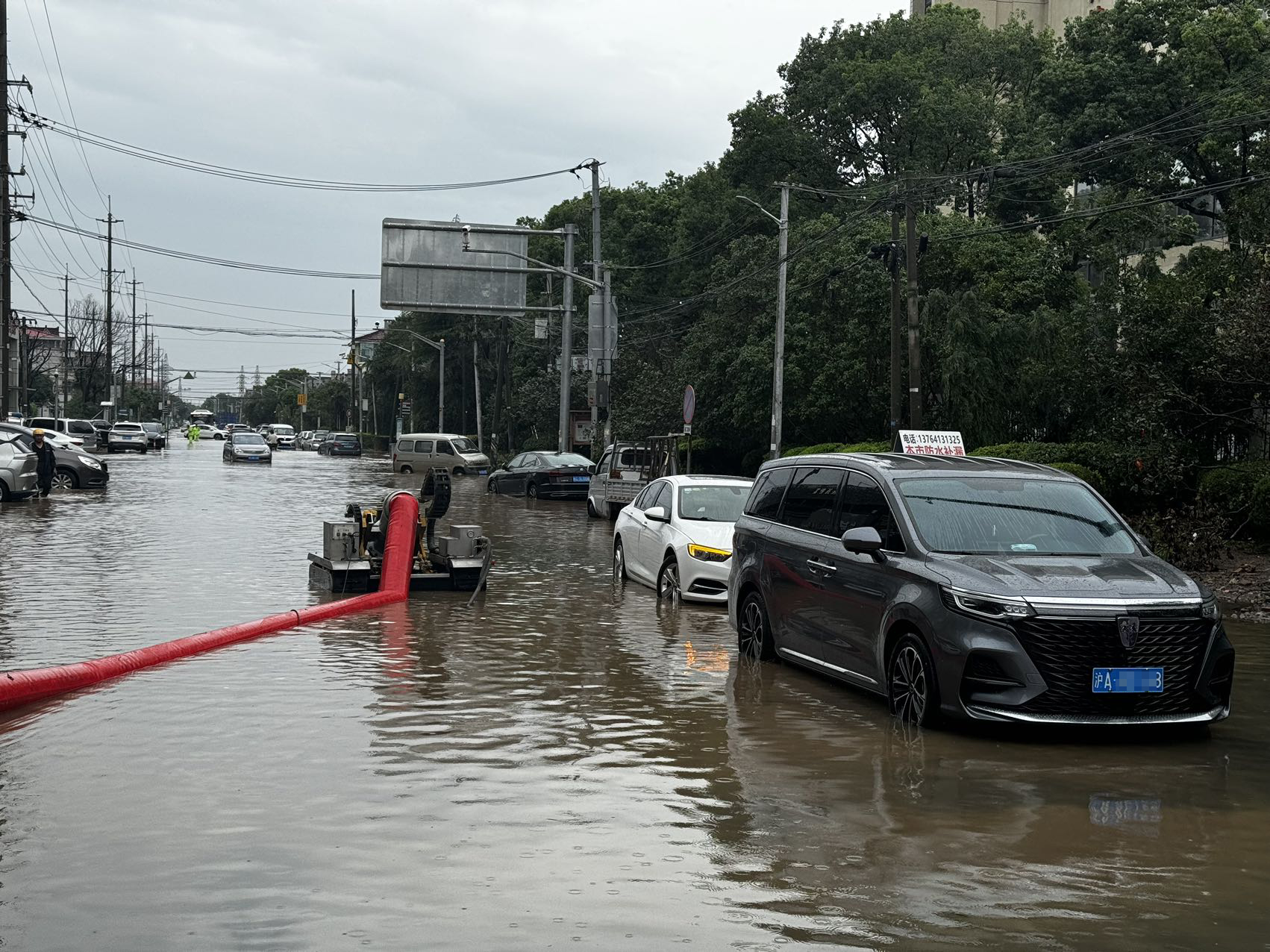 上海浦东新区惠南镇积水抢排中：多辆汽车抛锚，积水已下降  第1张