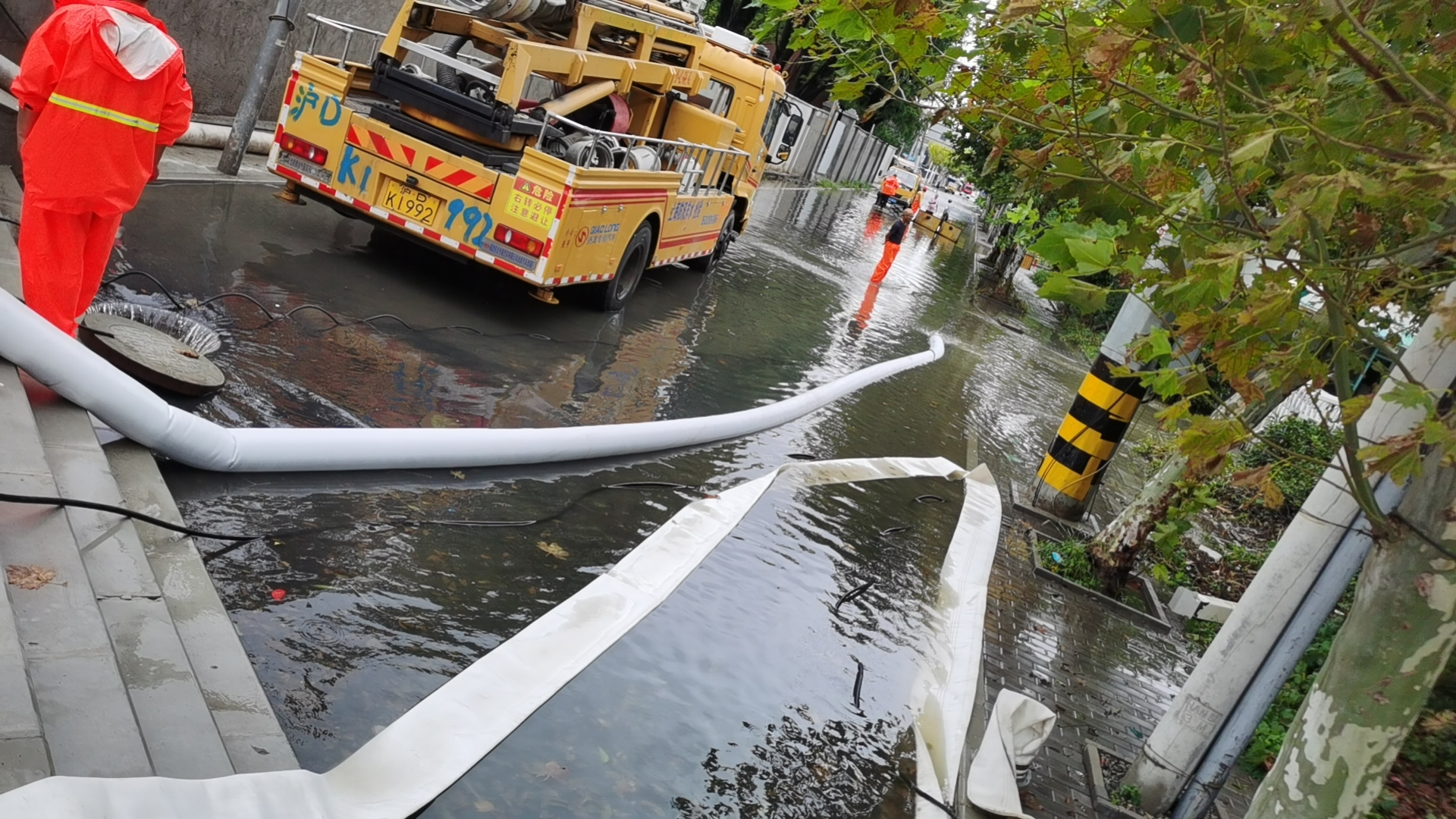 上海金山区部分街镇路面积水，排涝机器人助力抢排积水  第1张