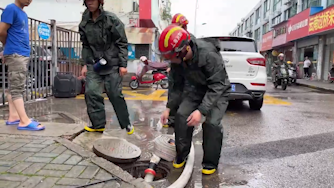 浦东惠南部分区域积水严重，上海消防凌晨出动抢排积水