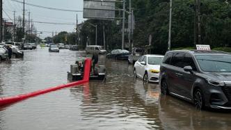 多輛汽車水中拋錨，記者直擊浦東惠南鎮積水搶排