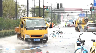 上海市區多路段積水嚴重，消防用卡車轉移被困市民