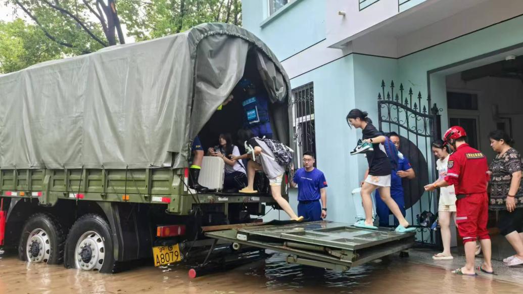 “普拉桑”登陸后上海浦東內澇嚴重，軍卡轉移300余名師生