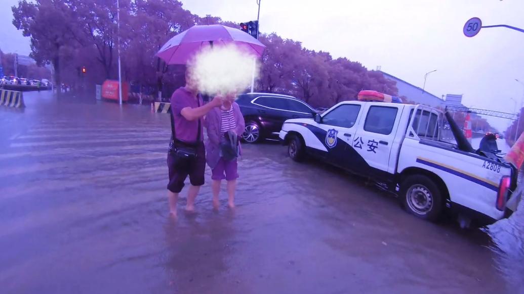 台风接踵而至，上海民警风雨中“逆行”救助突发疾病群众