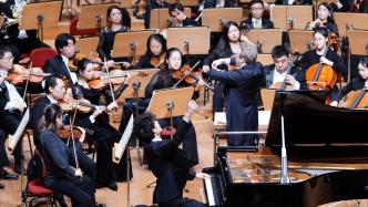 上交搭臺、哈丁指揮，00后贠思齊再現(xiàn)高難鋼琴協(xié)奏曲