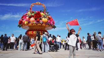 迎國慶｜“祝福祖國”巨型花籃亮相天安門廣場