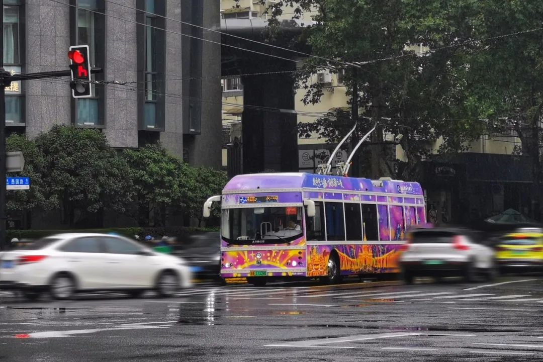 首届上海国际光影节开启，“光影节主题彩车”亮相长宁街头  第1张