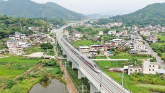 鐵路部門增開國慶出行高峰中短途旅客列車，非高峰時段余票充足