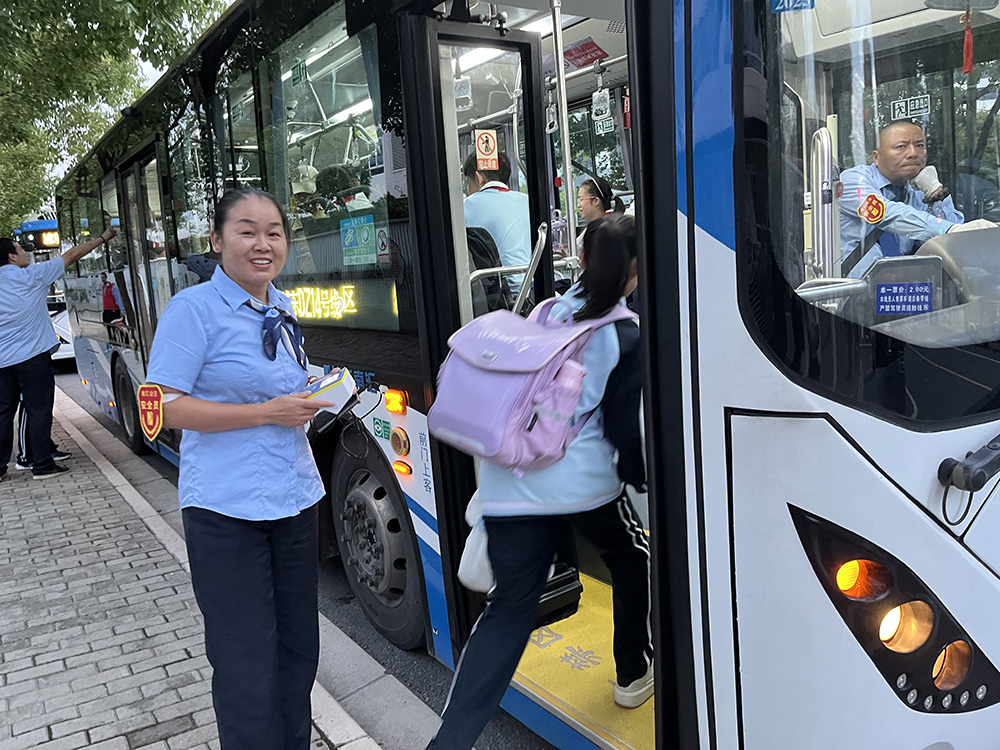 从学校直达小区，上海浦东推7条定制公交“护学”线路  第1张