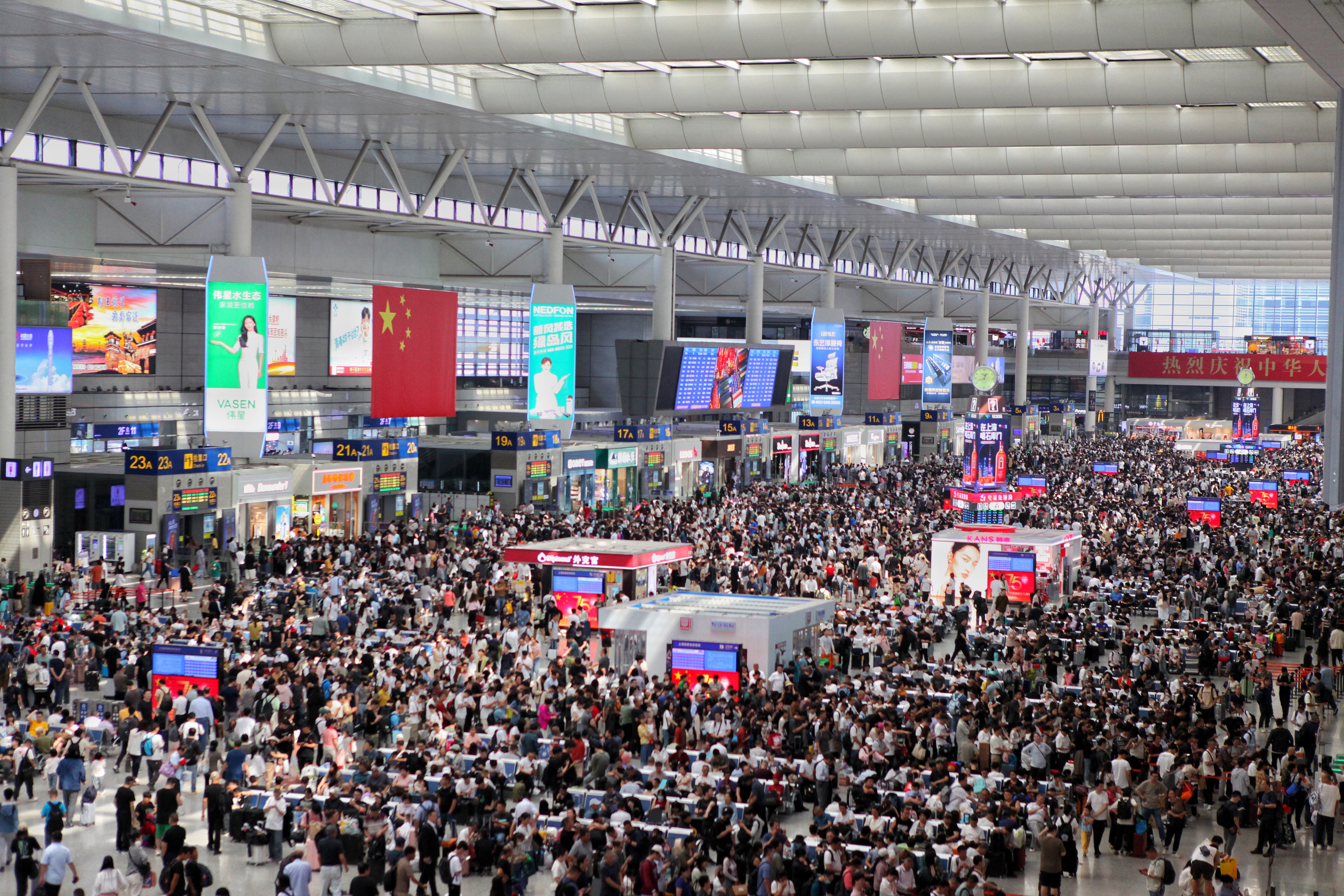 最准的一肖一码100:铁路上海站迎来客流高峰，今日上海站、上海虹桥站候车室将24小时开放