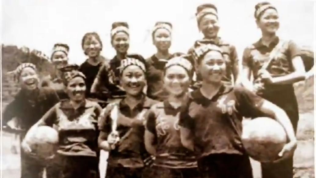 年近80歲的奶奶隨手一扔球就進(jìn)籃了，國慶將登村BA球場(chǎng)