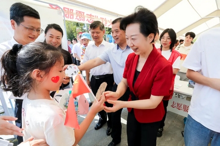 管家婆精准资料大全免费:多地市委书记假日调研文旅工作：景德镇市委书记为游客发扇子书签