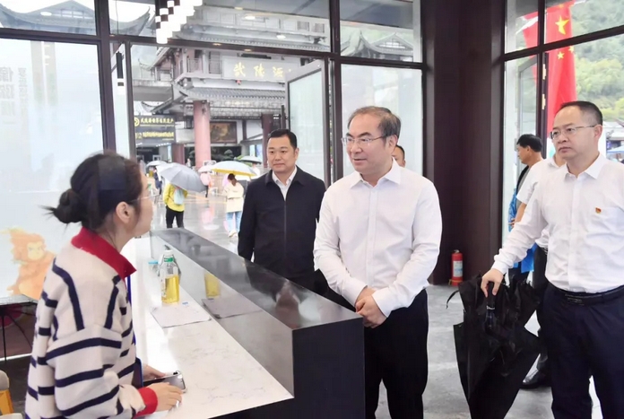 管家婆精准资料大全免费:多地市委书记假日调研文旅工作：景德镇市委书记为游客发扇子书签