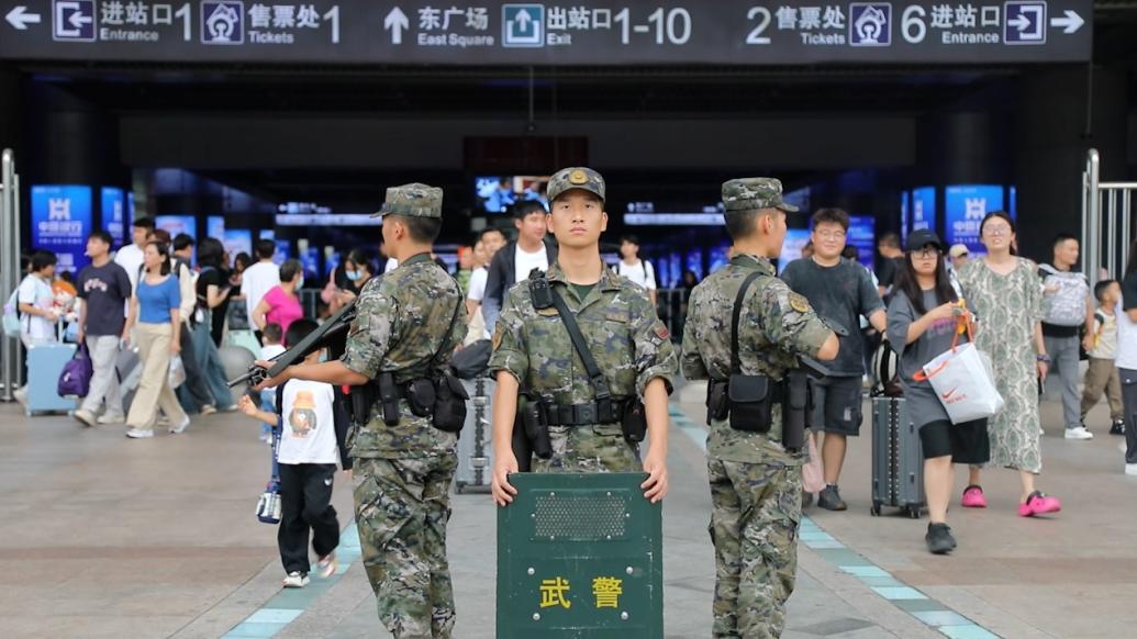 國慶鄭州東站出行高峰，武警官兵全時巡邏護平安