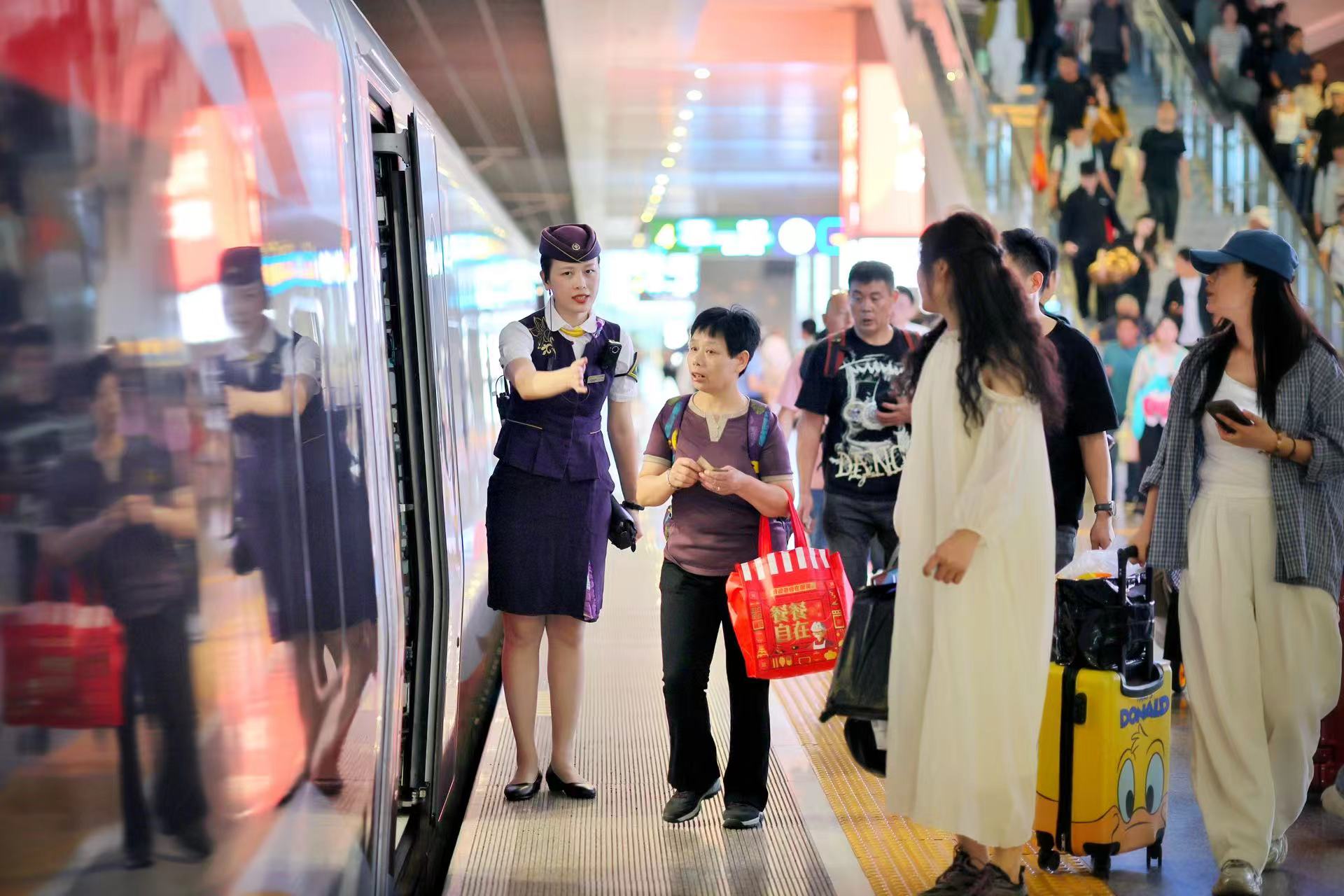 长三角铁路今日预计发送370万人次，计划增开南昌、西安等方向列车  第1张