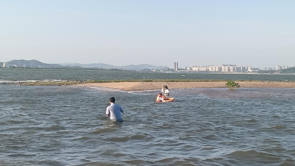 澳门最准一肖中特100:一游客在广西赶海遇涨潮被困沙洲，路人找民警救援