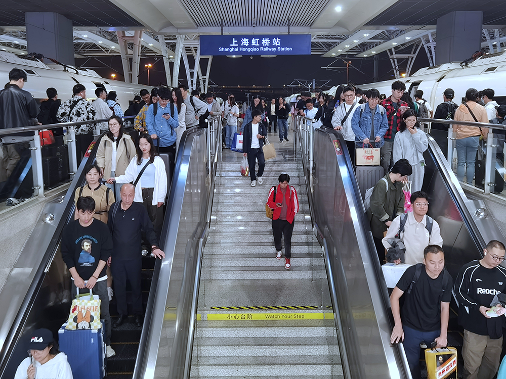 四肖期期准免费资料大全:铁路上海站今日迎来返程高峰，预计到达旅客63.6万人次