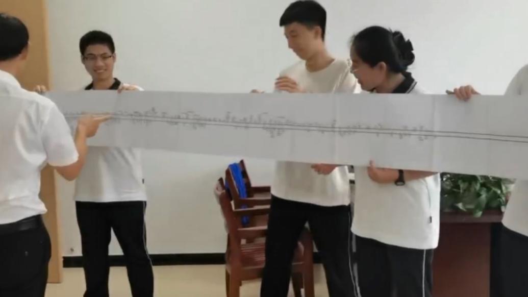 高三女生做思維導(dǎo)圖，將高中歷史知識濃縮在3米長的紙上