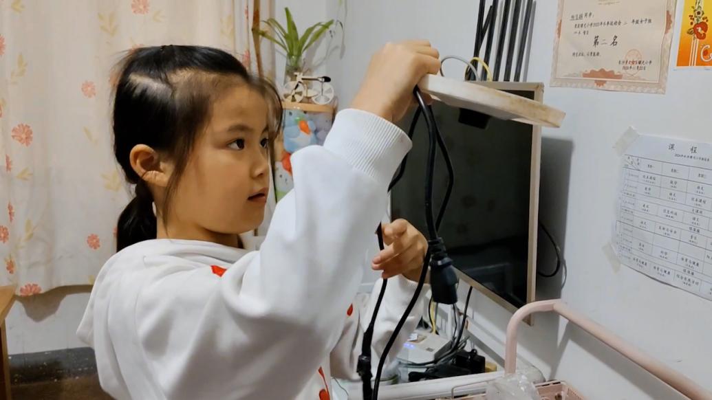 8歲女孩父母早逝和爺爺奶奶相依為命,學校成立“幫幫團”