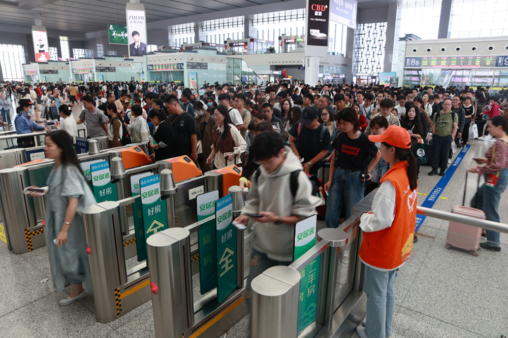 246二四六费资枓大全:长三角铁路预计今日发送旅客357万人次，同比增幅达4.9%