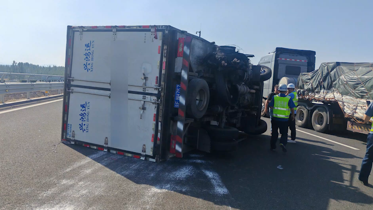 兩條輪胎同時爆胎，貨車高速上失控側翻