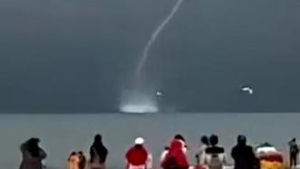 游客拍到青海湖“龍吸水”景觀，水龍卷從湖面直上天空