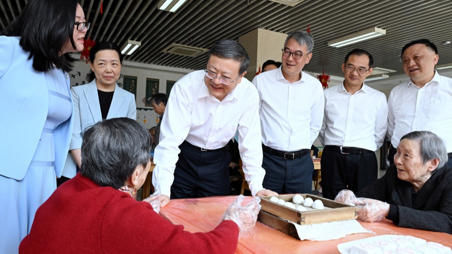 重阳节来临之际，陈吉宁龚正黄莉新胡文容朱忠明走访看望老年人，致以节日的诚挚问候