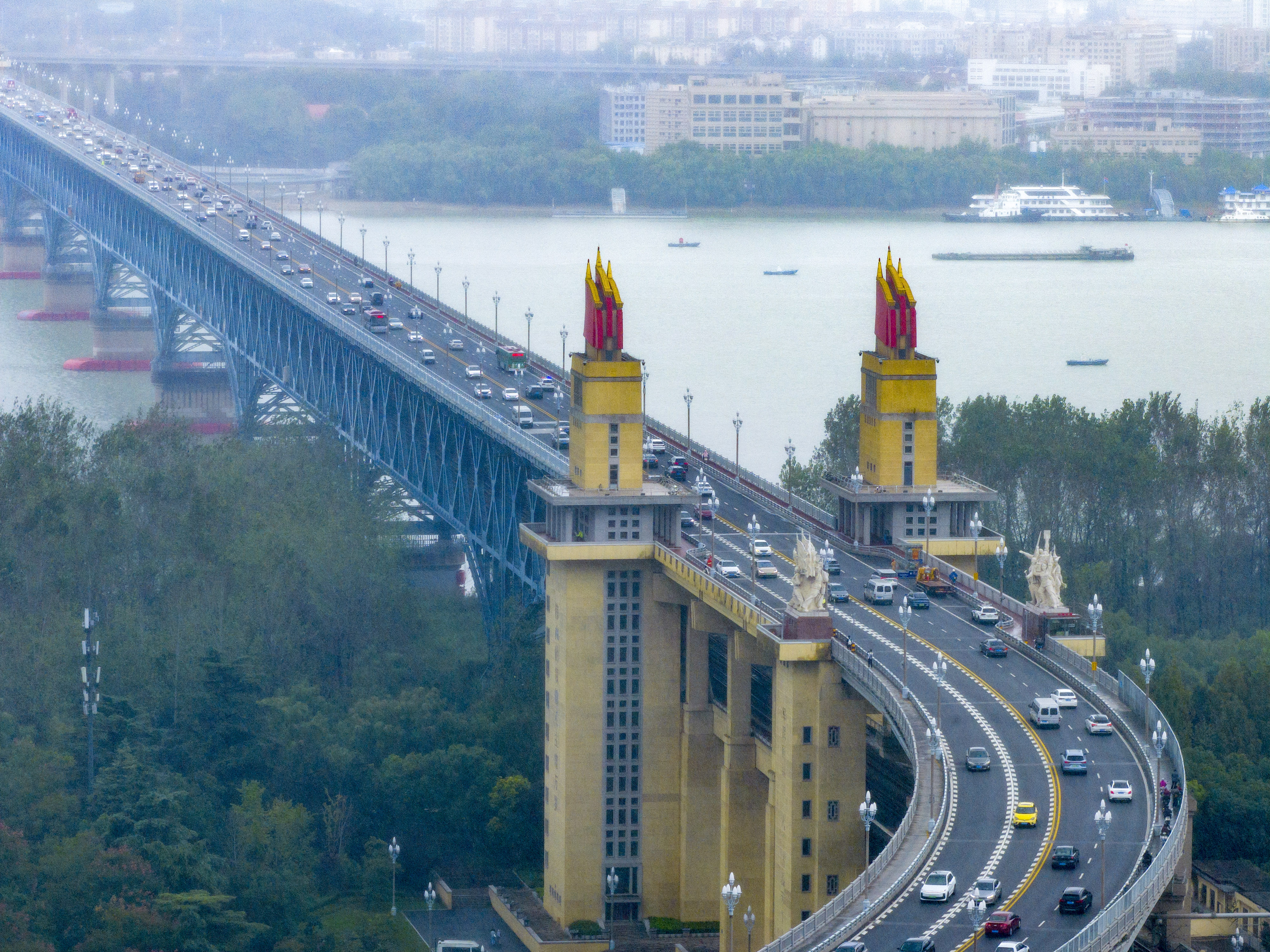 公安部交管局：国庆假期全国道路交通安全形势总体平稳有序