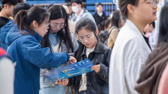 中青報調查：超七成受訪大學生更傾向于參加校園招聘會