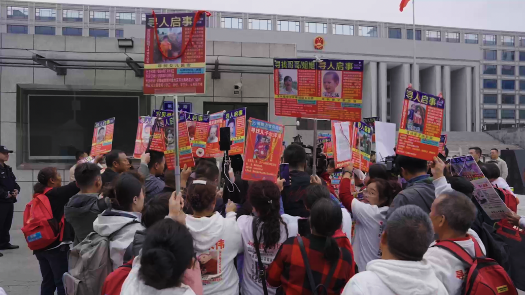 起底人贩余华英夫妇：双方隔空指控对方为主犯，六受害家庭现身还原被拐细节