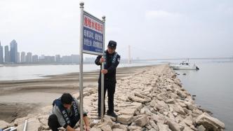 枯水期武汉“江心小路”成网红打卡点，警方巡逻劝阻