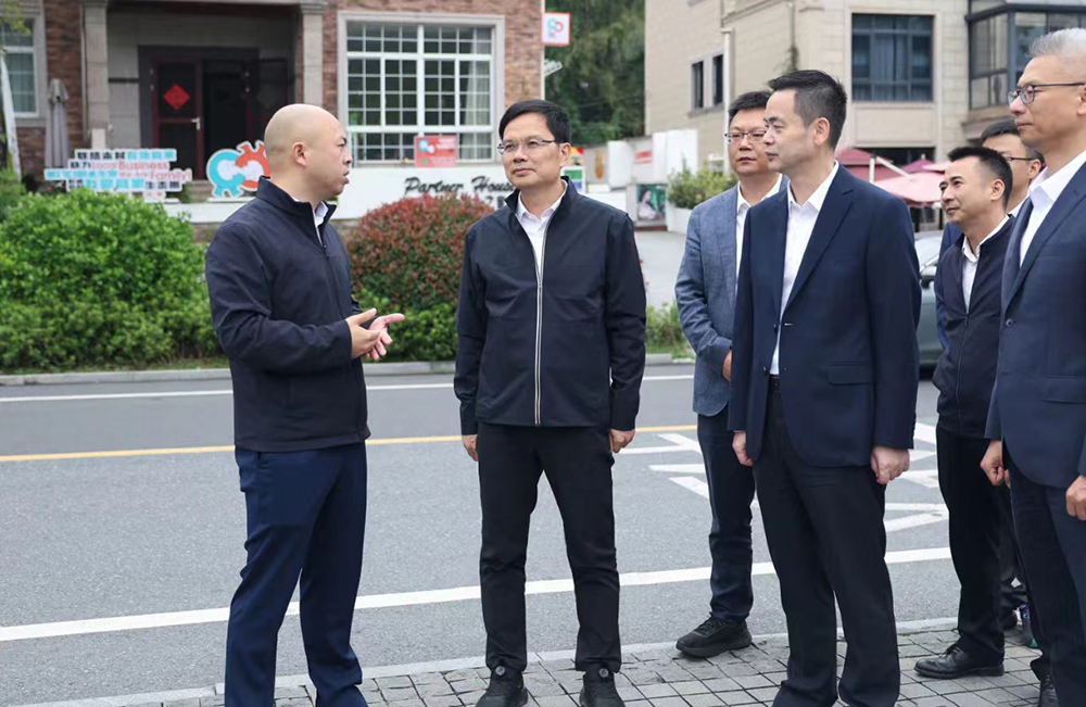 连坤明跨省履新浙江湖州，首站赴“两山理念”诞生地余村调研