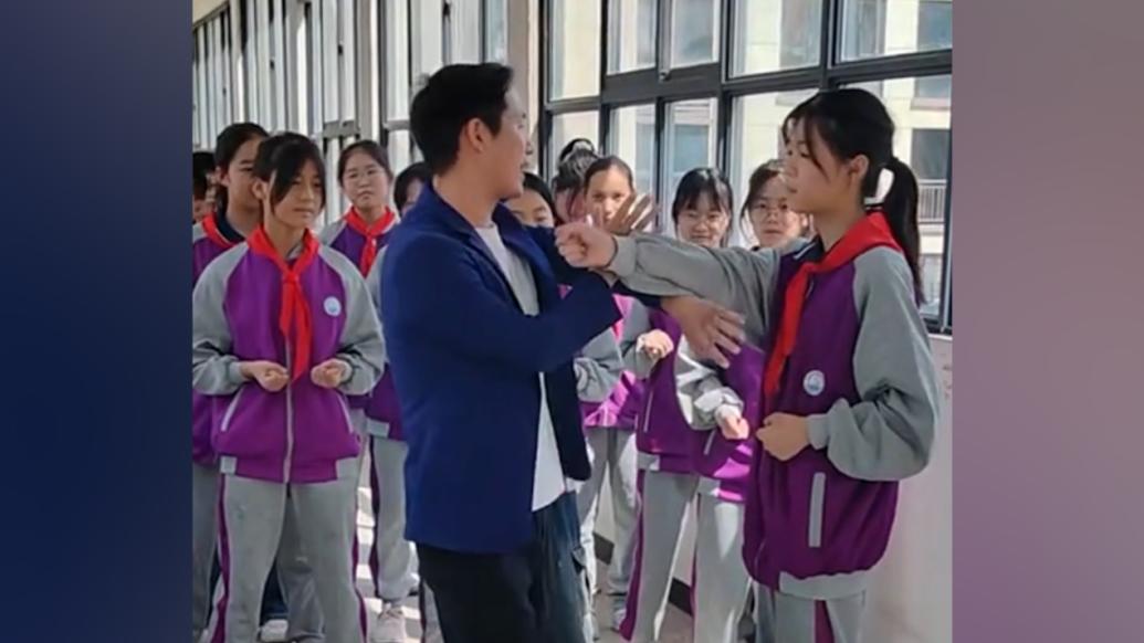 数学老师利用课余时间带学生打咏春拳：他们更愿意与我交流了