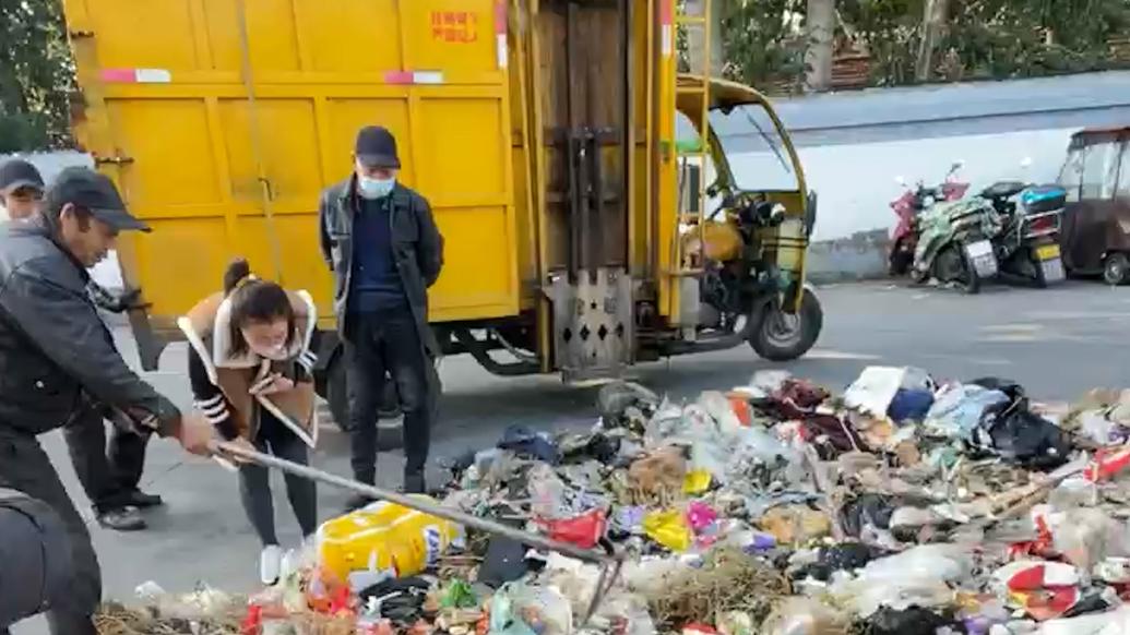 手機掉垃圾桶被運至垃圾站，多名環衛工翻十余噸垃圾幫女子找回