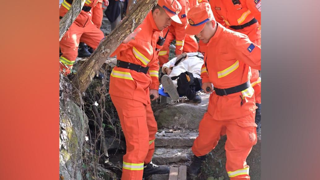 游客登山摔傷痛哭，消防用擔架接力抬下山就醫(yī)