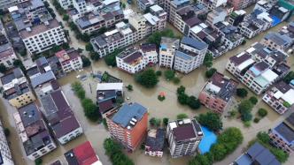 航拍丨海南琼海遭强降雨侵袭：多路段被淹，车辆泡在水中