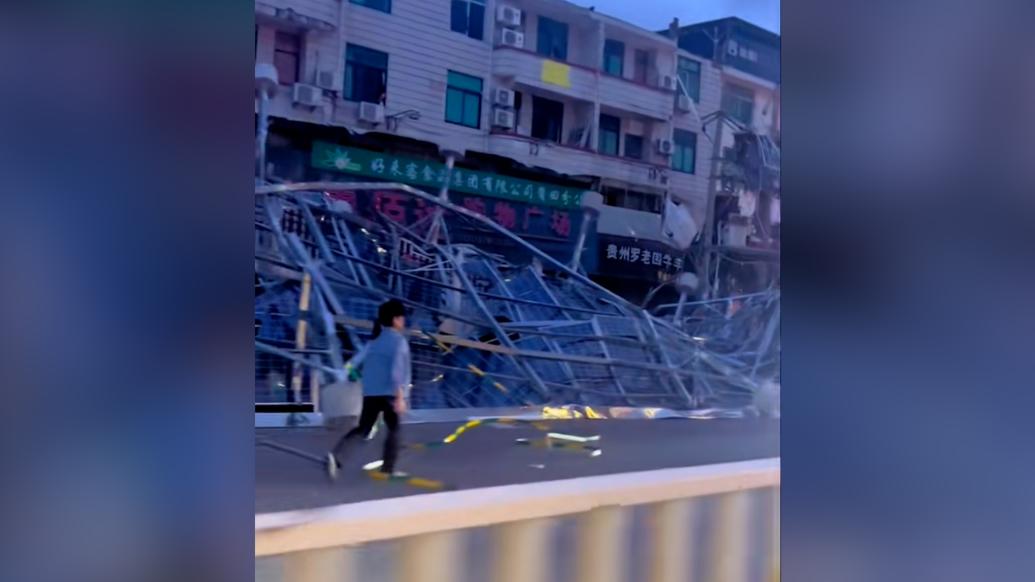 莆田一居民楼楼顶光伏太阳能板被台风刮到路面，当地回应无人受伤