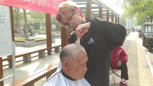 理發(fā)專業(yè)準(zhǔn)畢業(yè)生免費為老人理發(fā)：鍛煉了手藝，也獻出了愛心
